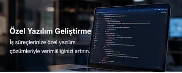 Özel yazılım başlığı ve kod ekranı gösteren dizüstü bilgisayar